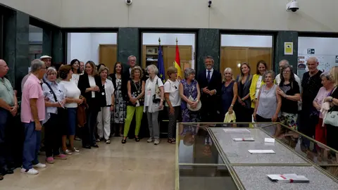 Los consejeros de Hacienda y de Pol&iacute;tica Social y el responsable regional del Banco de Espa&ntilde;a, junto con los mayores que han participado en esta primera charla formativa.