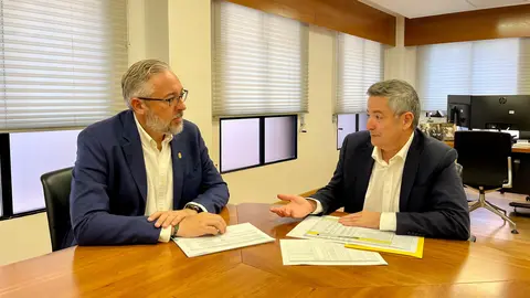 Imagen de la reuni&oacute;n entre el alcalde del municipio, V&iacute;ctor Mart&iacute;nez, y Enrique Ujald&oacute;n, secretario general de la consejer&iacute;a de Medio Ambiente.