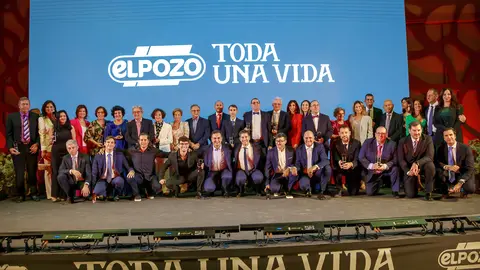 Imagen de los premiados por El Pozo Alimentaci&oacute;n durante la Gala de Premios &lsquo;Toda una Vida&rsquo; y miembros de la familia Fuertes.