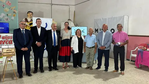 Imagen de familia durante la inauguraci&oacute;n de la feria.
