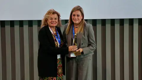 Ana L&oacute;pez, directora del Icref (derecha), recogiendo el galard&oacute;n.