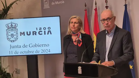 Imagen del concejal de Planificaci&oacute;n Urban&iacute;stica, Antonio Navarro junto a Mercedes Bernab&eacute;, concejal de Gobierno Abierto.