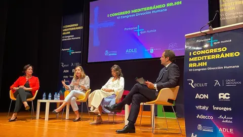 Imagen de una mesa redonda del I Congreso Mediterr&aacute;neo RRHH y VI Congreso Direcci&oacute;n Humana en El Batel.