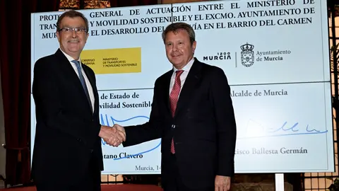 Imagen del alcalde Murcia, Jos&eacute; Ballesta, junto al secretario de Estado de Transportes y Movilidad Sostenible, Jos&eacute; Antonio Santano.