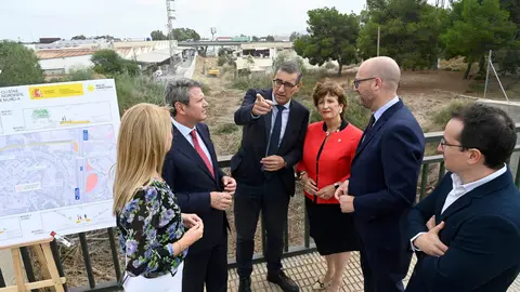 El rector habla con el secretario de Estado (2&ordm; por la izquierda), la delegada del Gobierno (1&ordm; por la izquierda), la vicerrectora de Infraestructuras, el concejal de Movilidad y el jefe de demarcaci&oacute;n de Carreteras (1&ordm; por la derecha) con las obras al fondo.