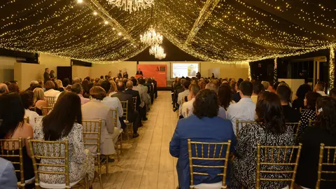 Un momento de la Cena de Hermandad del Colegio Oficial de Aparejadores, Arquitectos T&eacute;cnicos e Ingenieros de Edificaci&oacute;n de la Regi&oacute;n de Murcia (COAATIEMU) en El Estudio de Ana.