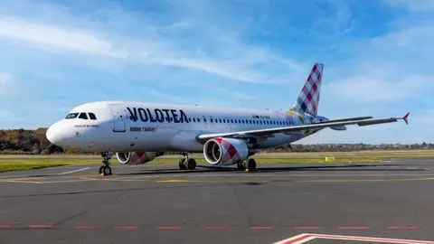 Un avi&oacute;n de Volotea.