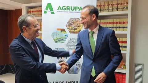 Jos&eacute; Garc&iacute;a G&oacute;mez (Agrupal) y Miguel &Aacute;ngel Cerd&aacute;n (Iberdrola) tras la firma (de izquierda a derecha) .