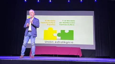El consejero de Hefame y secretario de su Fundaci&oacute;n, Carlos Fern&aacute;ndez, durante su intervenci&oacute;n en el XX Congreso de Estudiantes de Farmacia de Alicante (CEFA).