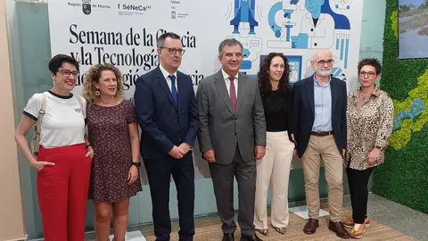 En el centro, el consejero de Investigaci&oacute;n y presidente de la Fundaci&oacute;n S&eacute;neca, organizadora de la Semana de la Ciencia, Juan Mar&iacute;a V&aacute;zquez, acompa&ntilde;ado por el director de la Fundaci&oacute;n S&eacute;neca, Antonio Gonz&aacute;lez, y el equipo organizador.