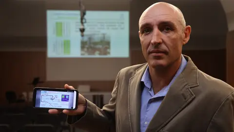 El nuevo doctor por la UPCT, Francisco S&aacute;nchez Mill&aacute;n, mostrando el software de control del sistema de riego inteligente que ha desarrollado.