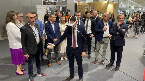 Imagen del consejero, Jorge Garc&iacute;a Montoro, probando las gafas de realidad virtual en FECONS.