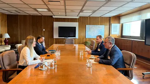 El consejero de Medio Ambiente, Juan Mar&iacute;a V&aacute;zquez, durante la reuni&oacute;n con la secretaria de Estado de Energ&iacute;a, Sara Aagesen, a la que le solicit&oacute; dotar de tres nuevos corredores energ&eacute;ticos a la Regi&oacute;n para atraer nuevas industrias.