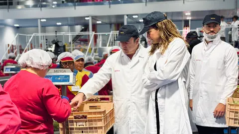 La alcaldesa de Archena, Patricia Fern&aacute;ndez, y Antonio Domene, CEO de Moyca, durante la visita a las instalaciones de la compa&ntilde;&iacute;a.