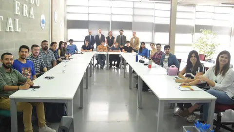 Participantes del programa de emprendimiento, la mayor&iacute;a formados en la UPCT, junto al rector y los directores del Info y el CEEIC.
