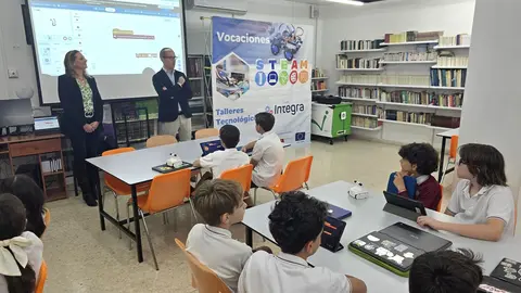Los directores generales de Transformaci&oacute;n Digital, Javier Mart&iacute;nez, y de Recursos Humanos, Planificaci&oacute;n Educativa e Innovaci&oacute;n, Mar&iacute;a del Carmen Balsas, presentan la cuarta edici&oacute;n de los talleres STEAM.