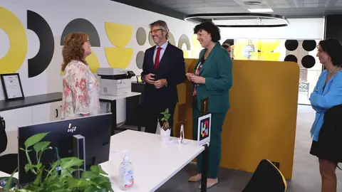 El consejero de Hacienda, Luis Alberto Mar&iacute;n, y la alcaldesa de Puerto Lumbreras, Mar&iacute;a de los &Aacute;ngeles T&uacute;nez, durante su visita a las renovadas dependencias de la ATRM en Puerto Lumbreras.