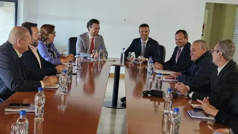 La Comisi&oacute;n Ejecutiva de FREMM, presidida por Alfonso Hern&aacute;ndez Zapata, durante la reuni&oacute;n con el alcalde de Caravaca, Jos&eacute; Francisco Garc&iacute;a.
