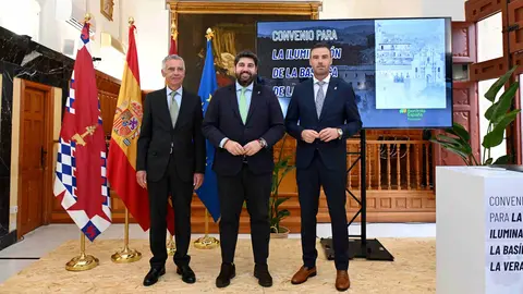 Fernando Garc&iacute;a, L&oacute;pez Miras y Jos&eacute; Francisco Garc&iacute;a (de izquierda a derecha) durante la firma del acuerdo.