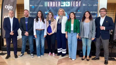 La consejera Carmen Conesa con la director general de Juventud y la direcci&oacute;n de AJE en la inauguraci&oacute;n de 'Under 30'.