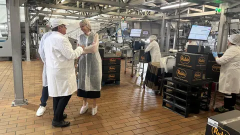 La consejera de Empresa, Marisa L&oacute;pez Arag&oacute;n, visita las nuevas instalaciones de Patatas Rubio.