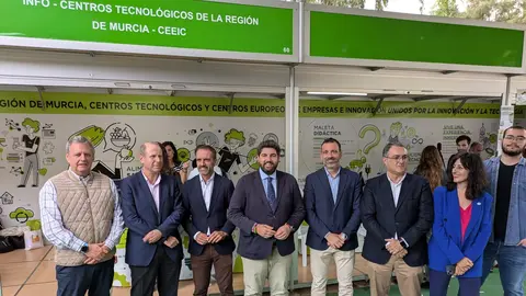 Foto de familia durante la inauguraci&oacute;n de la feria.