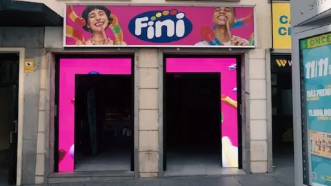 Imagen de la fachada de la tienda pop-up de Fini Golosinas en Madrid.