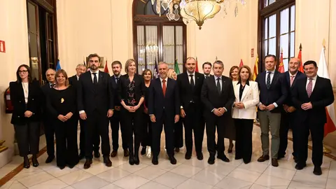 Los consejeros de Presidencia de los gobierno regionales, junto con el ministro de Pol&iacute;tica Territorial y Memoria Democr&aacute;tica, antes de iniciar la reuni&oacute;n.