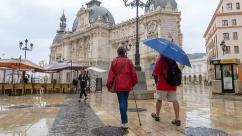 Turistas en Cartagena durante un d&iacute;a de lluvia.