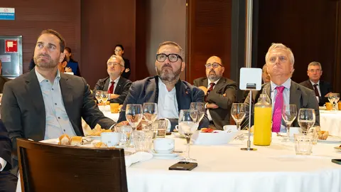 Imagen del evento con Miguel L&oacute;pez Abad en el centro de la imagen junto a Juan Francisco Zambudio (izquierda) y Francisco Ingl&eacute;s del Info (corbata rosa).