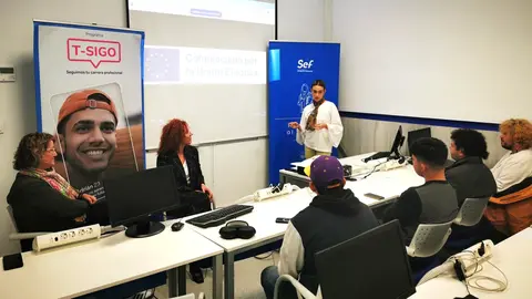 La directora general del SEF, Pilar Valero, durante su visita a los j&oacute;venes de Lorca que participan en el proyecto 'T-Sigo'.