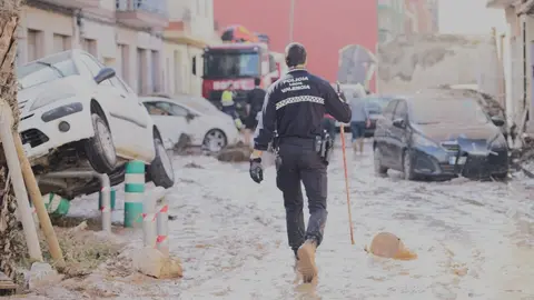 Un polic&iacute;a local de Valencia trabaja en una zona afectada por la DANA. (Ayuntamiento de Valencia)