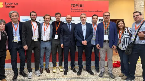 El director del Info, Joaqu&iacute;n G&oacute;mez, junto a la delegaci&oacute;n regional en los reconocimientos &lsquo;TOP101 Spain Up Nation 2024&rsquo;.