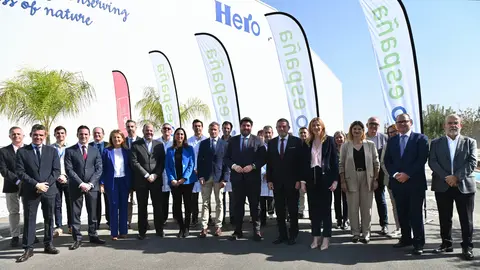 Foto de familia durante la inauguraci&oacute;n de la planta.