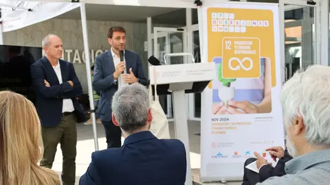 Longinos Mar&iacute;n y Juan Jos&eacute; Almela durante la inauguraci&oacute;n de las actividades de noviembre de ODSesiones, centradas en el consumo responsable.