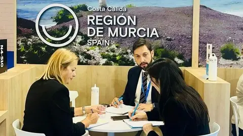 Stand de la Comunidad en la World Travel Market con el director del Itrem, Juan Francisco Mart&iacute;nez. (CARM)