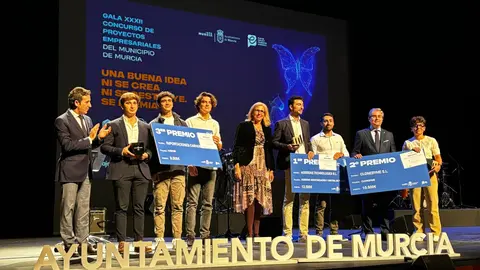 La concejal, Mercedes Bernab&eacute;, en los premios del XXXII Concurso de Proyectos Empresariales junto a los ganadores.