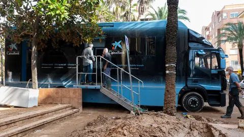 Imagen de la oficina m&oacute;vil de CaixaBank en la localidad valenciana de Paiporta.
