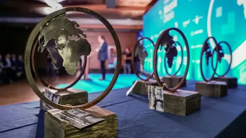 Los premios Murcia Diario, obra exclusiva del artista Fernando S&aacute;enz de Elorrieta.