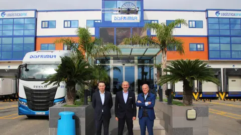 Imagen durante la visita de Arturo Gonzalo, consejero delegado de Enag&aacute;s, y Jes&uacute;s Salda&ntilde;a, director general de Desarrollo de Negocio y Sociedades Participadas de la misma empresa, a las instalaciones de Disfrimur.