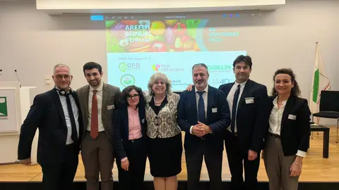 Fernando G&oacute;mez (3&ordm; por la derecha) flanqueado por Simona Caselli, presidenta de AREFLH, y Jean Louis Moulon, presidente del Comit&eacute; de Productores, junto a varios productores y t&eacute;cnicos europeos.