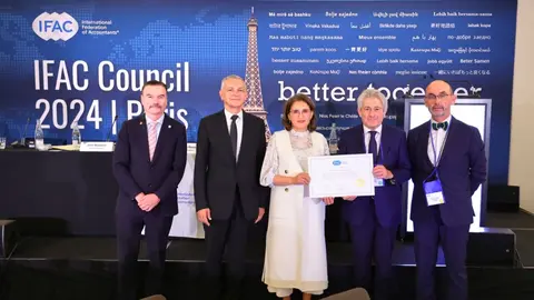 Momento de la entrega del documento que acredita al Consejo General de Economistas de Espa&ntilde;a como nuevo miembro de la IFAC. (Colegio de Economistas de la Regi&oacute;n)