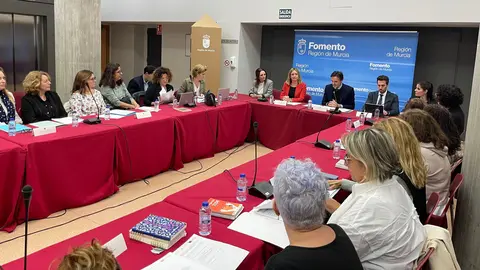 Los consejeros de Fomento y Pol&iacute;tica Social presiden la &lsquo;Comisi&oacute;n de seguimiento y coordinaci&oacute;n del programa de acompa&ntilde;amiento al realojo de familias en situaci&oacute;n de exclusi&oacute;n social y residencial cronificada&rsquo;. (cedida por la CARM)