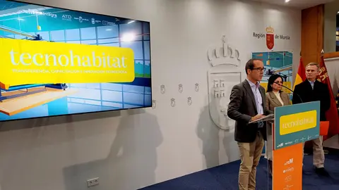 Un momento de la intervenci&oacute;n del director general de Transformaci&oacute;n Digital, Javier Mart&iacute;nez, acompa&ntilde;ado de la alcaldesa de Yecla, Remedios Lajara, y el presidente del Cetem, Pedro Arcas.