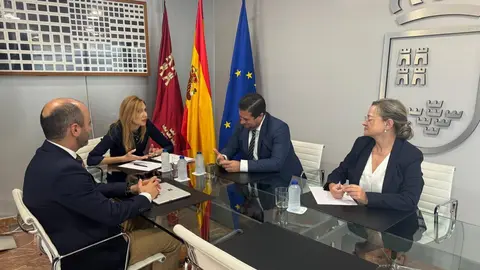 Un momento de la reuni&oacute;n entre la consejera de Empresa, Marisa L&oacute;pez, y el presidente de Ceclor, Juan J&oacute;dar. (CARM)
