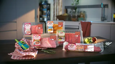 Bodeg&oacute;n de El Pozo Extratiernos con stickers de la campa&ntilde;a. (Grupo Fuertes)
