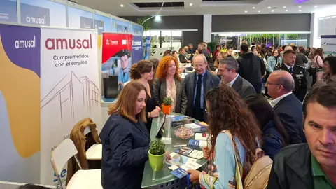 El alcalde de Alcantarilla, Joaqu&iacute;n Buend&iacute;a, y la directora general del SEF, Pilar Valero, visitan el Foro de Empleo y Emprendimiento. (Ayuntamiento de Alcantarilla)