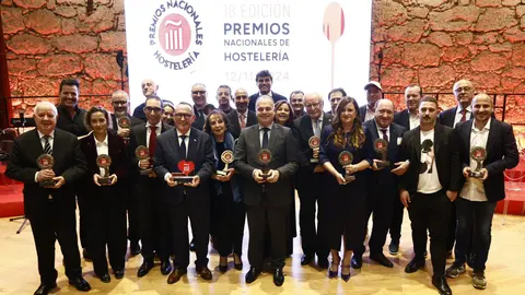 Imagen de familia con los galardonados en los XVIII Premios Nacionales de Hosteler&iacute;a. (HoyT&uacute;)
