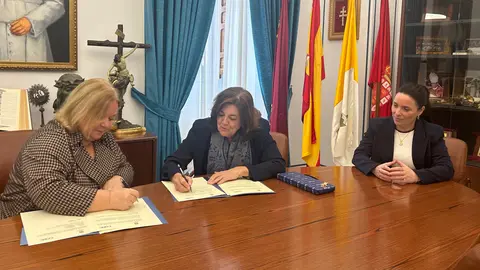 Imagen durante la firma de renovaci&oacute;n del acuerdo. (COEC)