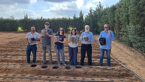 Imagen de grupo en una de las parcelas donde se realizan los ensayos. (UPCT)